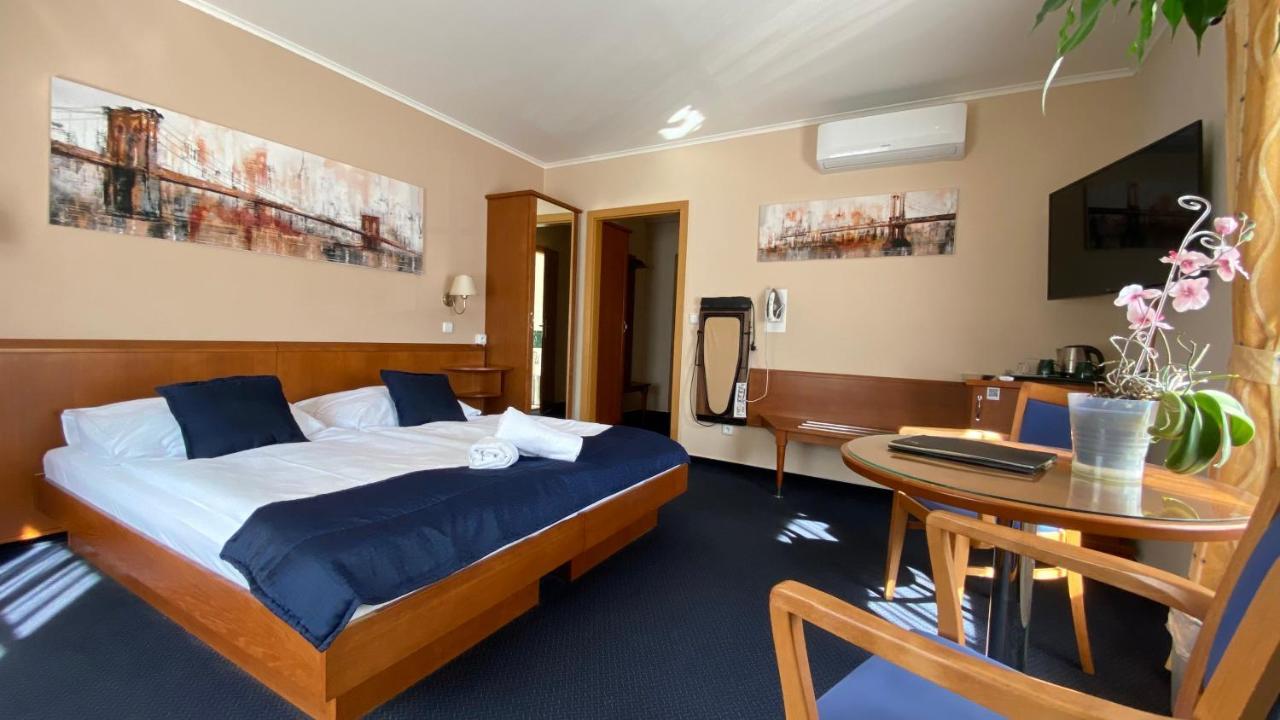 Zamecky Hotel Zlaty Orel Hranice  Eksteriør billede
