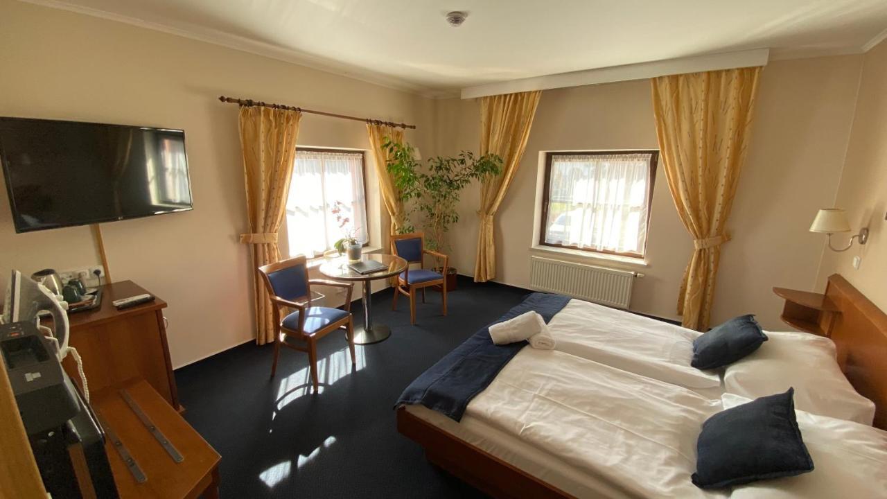 Zamecky Hotel Zlaty Orel Hranice  Eksteriør billede